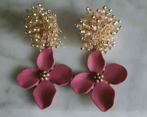 Pendientes fucsia con cuentas doradas