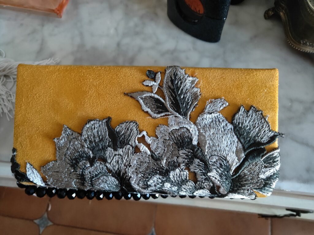 clutch mostaza bordado con flores plata