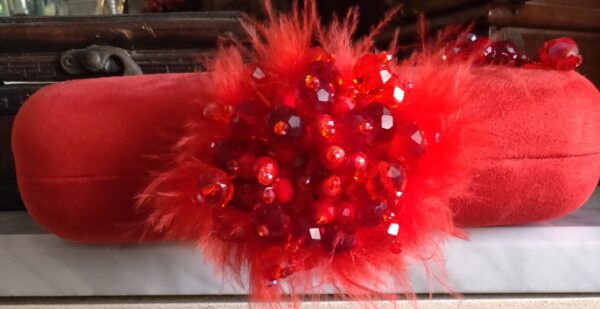 Clutch rojo con cuentas y plumas de marabú