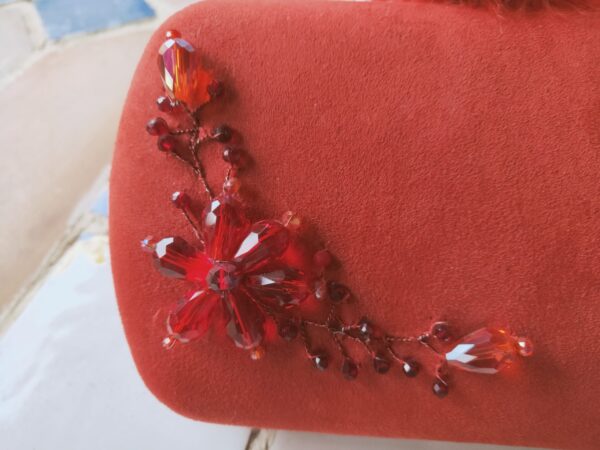Clutch rojo con cuentas y plumas de marabú