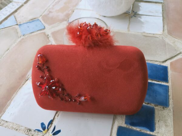Clutch rojo con cuentas y plumas de marabú