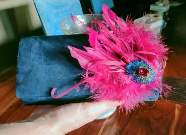 Clutch de Fiesta Azul de Antelina con Cuentas y Plumas