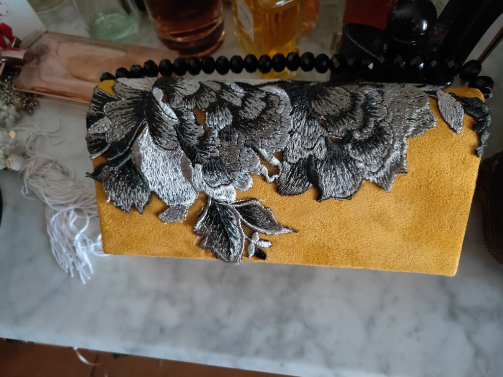 clutch mostaza bordado con flores plata