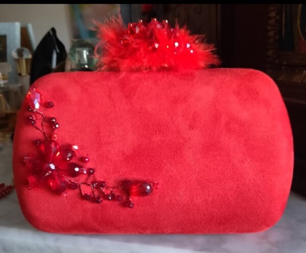 Clutch rojo con cuentas y plumas de marabú