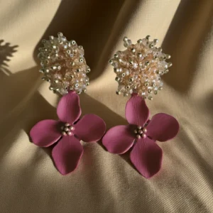 pendientes fucsias con cuentas doradas