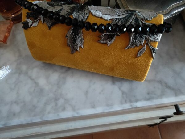 clutch mostaza bordado