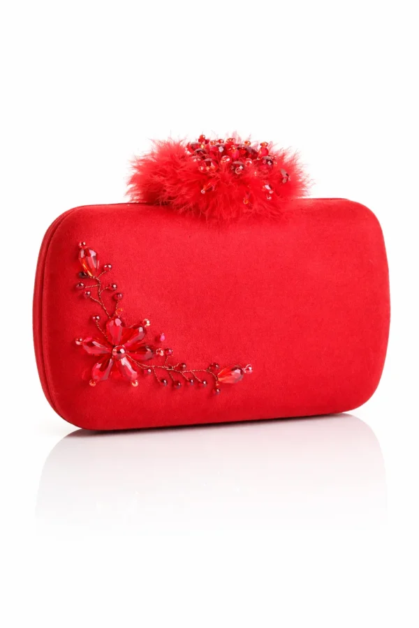 clutch rojo con cuentas y plumas