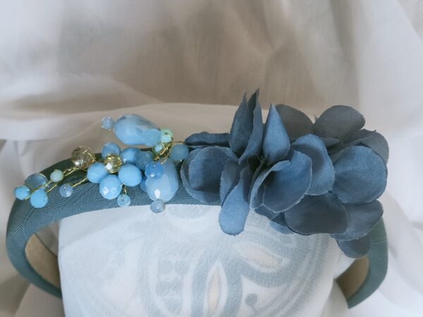 diadema-para-invitada-con-flores-azules-scaled.jpg