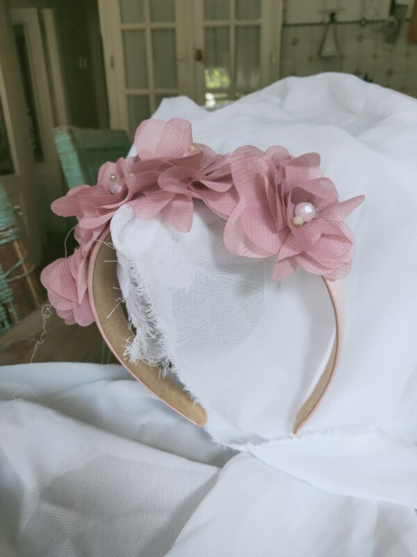 Diadema-de-flores- rosas-con-cristales