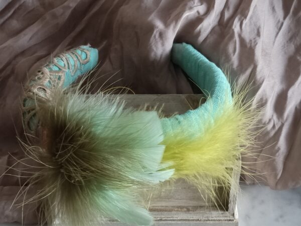 Diadema de Plumas para Invitada: Originalidad y Estilo para Bodas de Día ¡Destaca en tu próximo evento especial con esta exclusiva diadema de plumas! Diseñada para invitadas que buscan un toque único y sofisticado, esta diadema es un accesorio que crea estilo por sí solo. Ideal para bodas de mañana y comuniones, añade un aire elegante y atrevido a cualquier look, capturando todas las miradas. La estructura de la diadema combina tonos beige y verdes, perfecta para coordinar con vestidos en colores neutros o dorados. Las plumas suaves y detalladamente colocadas crean un efecto de volumen y movimiento que resalta la delicadeza y el cuidado en el diseño. Además, un delicado aplique en tonos naturales aporta un toque de brillo sutil, ideal para ambientes formales y de día. Características Destacadas: Estilo Original: Diseñada para invitadas que buscan destacar de manera elegante y moderna. Ideal para Eventos de Día: Perfecta para bodas de mañana, comuniones y celebraciones especiales. Colores Versátiles: La combinación de plumas en tonos beige y verdes se adapta fácilmente a outfits en colores neutros y metálicos. Materiales de Alta Calidad: Con plumas naturales y detalles cuidadosamente seleccionados, asegurando una apariencia sofisticada y duradera. Comodidad y Estabilidad: Ligera y fácil de llevar durante todo el evento, permitiéndote disfrutar sin preocupaciones. Recomendación de Estilo: Combina esta diadema con un vestido en tonos beige o dorados para lograr un look armónico y sofisticado. Añade accesorios discretos que complementen la paleta de colores sin restar protagonismo a la diadema. Cuidados: Para mantener la belleza de las plumas y la estructura de la diadema, evita la exposición prolongada a la humedad y guárdala en un lugar protegido de la luz directa. Así, podrás lucir este accesorio en más de un evento, asegurando que se mantenga como nuevo.