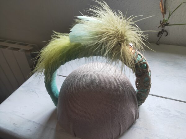 Diadema de Plumas para Invitada: Originalidad y Estilo para Bodas de Día ¡Destaca en tu próximo evento especial con esta exclusiva diadema de plumas! Diseñada para invitadas que buscan un toque único y sofisticado, esta diadema es un accesorio que crea estilo por sí solo. Ideal para bodas de mañana y comuniones, añade un aire elegante y atrevido a cualquier look, capturando todas las miradas. La estructura de la diadema combina tonos beige y verdes, perfecta para coordinar con vestidos en colores neutros o dorados. Las plumas suaves y detalladamente colocadas crean un efecto de volumen y movimiento que resalta la delicadeza y el cuidado en el diseño. Además, un delicado aplique en tonos naturales aporta un toque de brillo sutil, ideal para ambientes formales y de día. Características Destacadas: Estilo Original: Diseñada para invitadas que buscan destacar de manera elegante y moderna. Ideal para Eventos de Día: Perfecta para bodas de mañana, comuniones y celebraciones especiales. Colores Versátiles: La combinación de plumas en tonos beige y verdes se adapta fácilmente a outfits en colores neutros y metálicos. Materiales de Alta Calidad: Con plumas naturales y detalles cuidadosamente seleccionados, asegurando una apariencia sofisticada y duradera. Comodidad y Estabilidad: Ligera y fácil de llevar durante todo el evento, permitiéndote disfrutar sin preocupaciones. Recomendación de Estilo: Combina esta diadema con un vestido en tonos beige o dorados para lograr un look armónico y sofisticado. Añade accesorios discretos que complementen la paleta de colores sin restar protagonismo a la diadema. Cuidados: Para mantener la belleza de las plumas y la estructura de la diadema, evita la exposición prolongada a la humedad y guárdala en un lugar protegido de la luz directa. Así, podrás lucir este accesorio en más de un evento, asegurando que se mantenga como nuevo.
