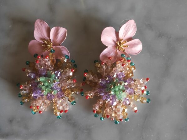 pendientes cscada con cuentas multicolor