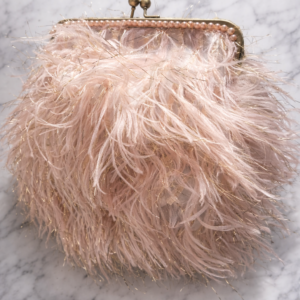 bolso bombonera de plumas sintéticas rosa para invitada a boda