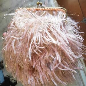 bolso bombonera efecto pluma rosa