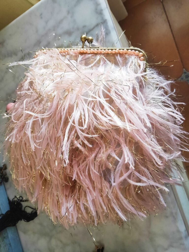 bolso bombonera efecto pluma rosa