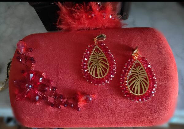 Clutch rojo con cuentas y plumas
