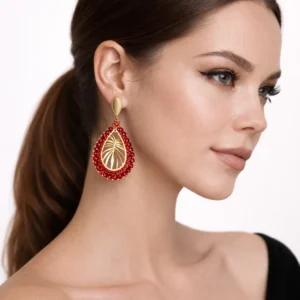modelo con pendientes de aro rojos