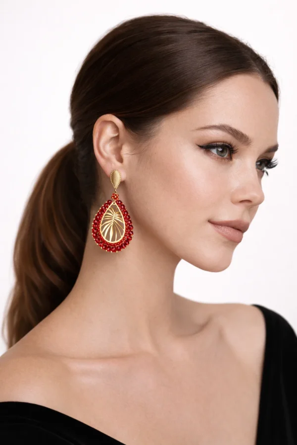 modelo con pendientes de aro rojos