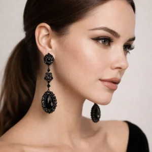 modelo con pendientes negros tipo victoriano