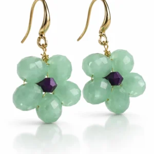 Pendientes colgantes artesanales con cuentas verde menta y detalle morado, gancho dorado, fotografía de producto en fondo blanco