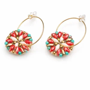 Pendientes artesanales de aro dorado con diseño circular bordado en cuentas superdúo rojas, blancas y turquesas, con detalles dorados, fotografiados sobre fondo blanco con acabado limpio y profesional, ideales como joyería bohemia elegante y complementos de invitada.