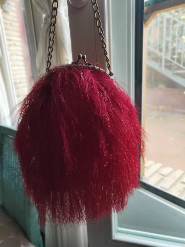 bolso bombonera con flecos rojos