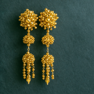Pendientes largos dorados artesanales con esferas de bolitas en cascada