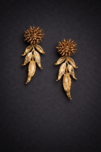 Pendientes largos oro viejo con rosetón y hoja metálica para eventos especiales