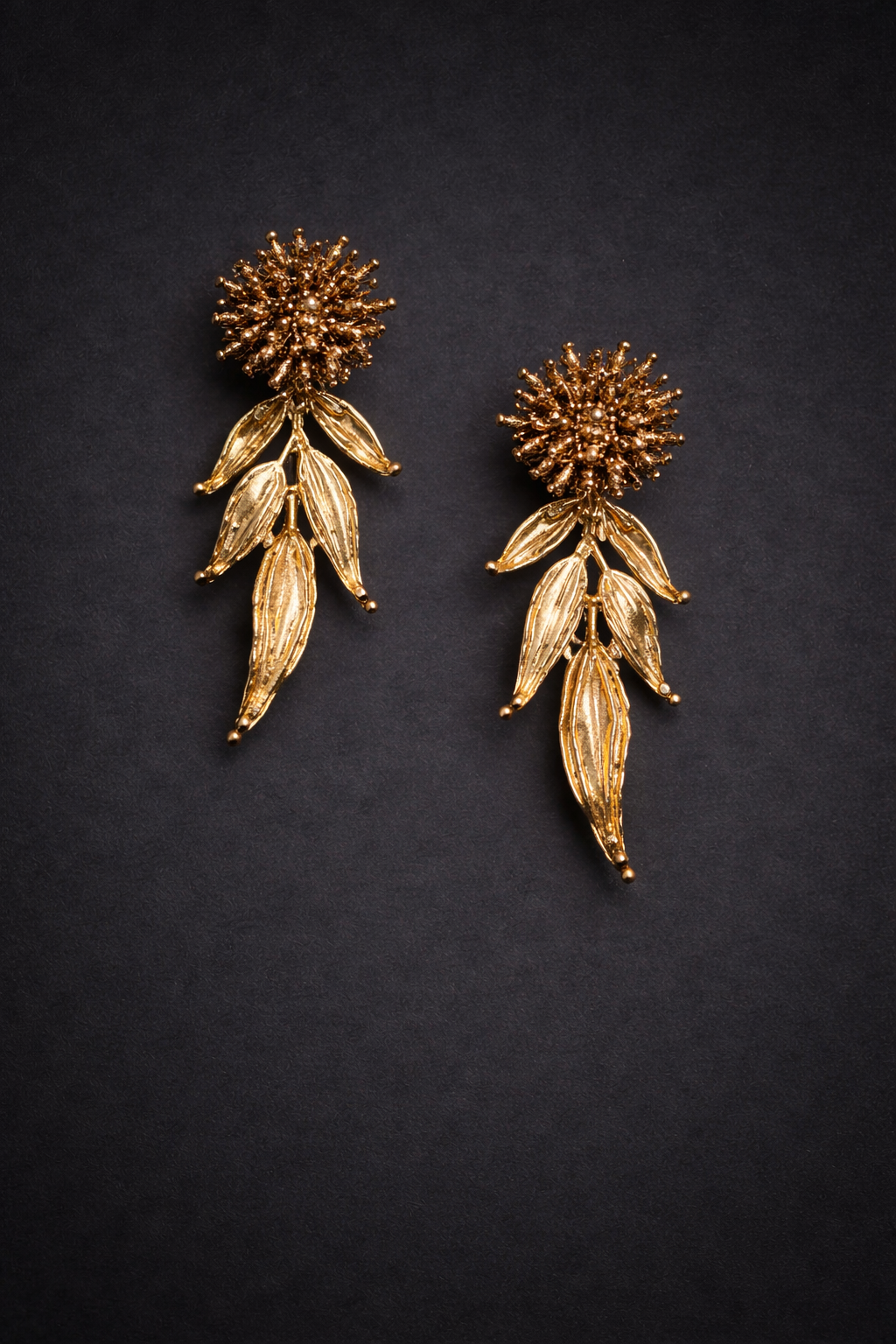 Pendientes largos oro viejo con rosetón y hoja metálica para eventos especiales