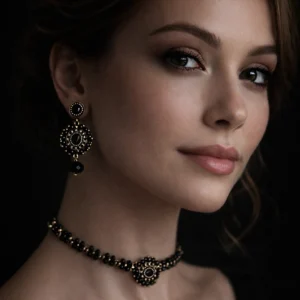 modelo con conjunto vintage dorado y negro con choker y pendientes hechos a mano con cristales facetados