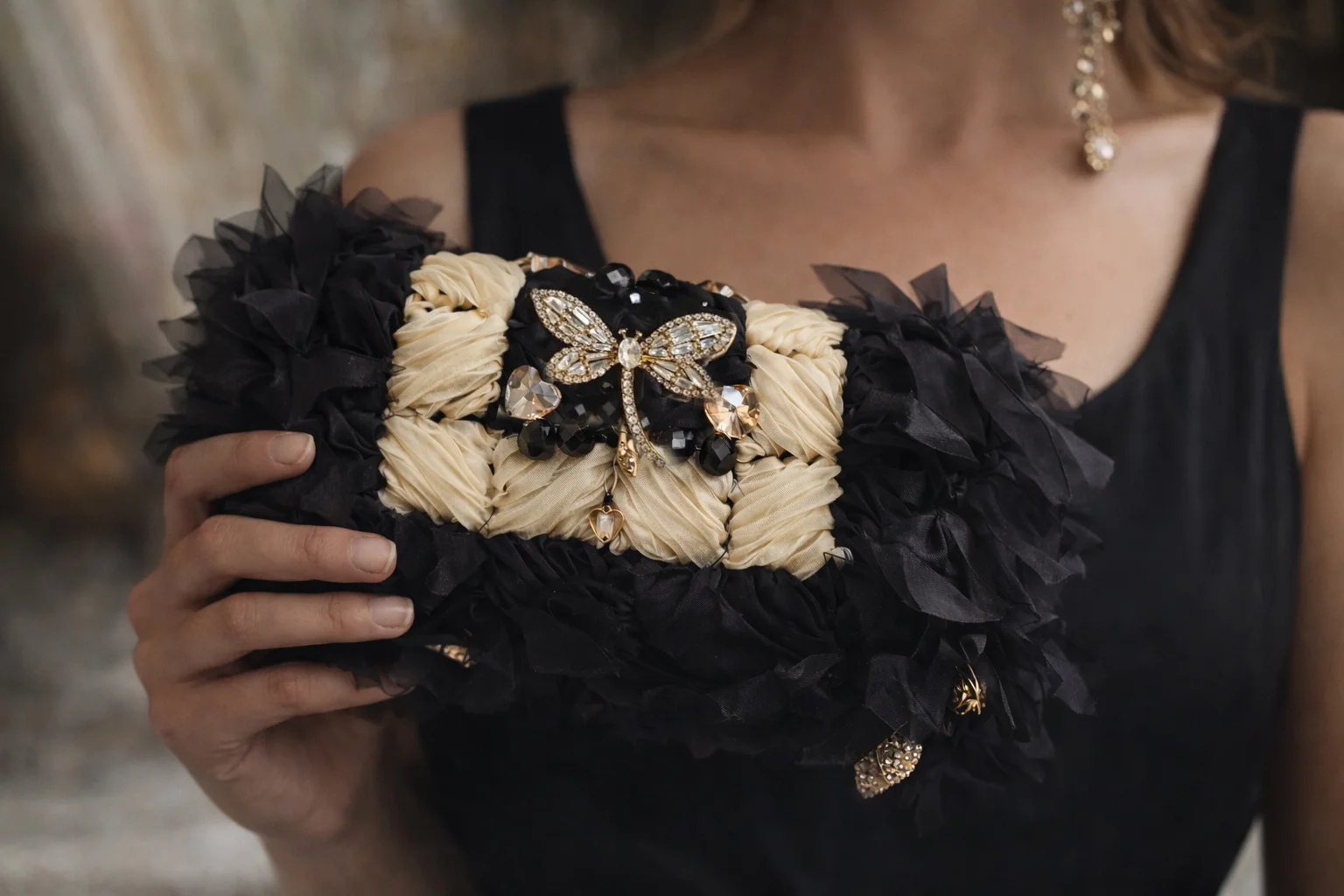 Clutch artesanal de fiesta con textura trenzada beige