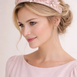 modelo con Diadema floral rosa para novia con flores de esmalte y cristales