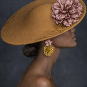 Modelo con Pamela de lino natural color tostado con flor rosa empolvado para invitada de boda