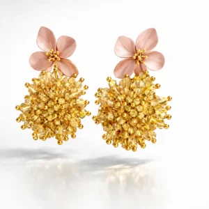 Pendientes artesanales con flor rosa esmaltada y rosetón dorado hechos a mano