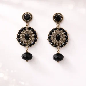 pendientes vintage dorado y negro hechos a mano con cristales facetados negros y pieza central estilo oro viejo