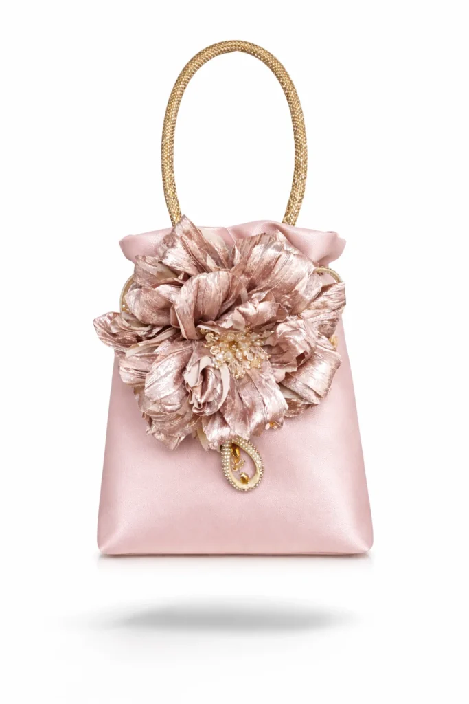 bolso bombonera de fiesta rosa con gran flor decorativa y detalles joya