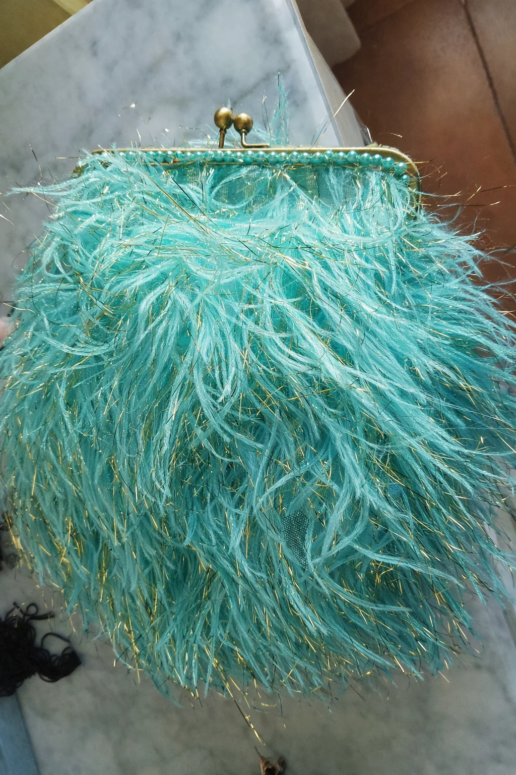 bolso bombonera de plumas turquesa