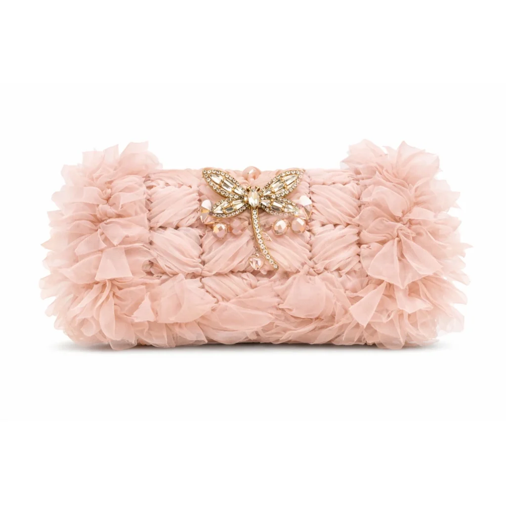clutch de fiesta rosa con textura floral y broche de libélula con pedrería