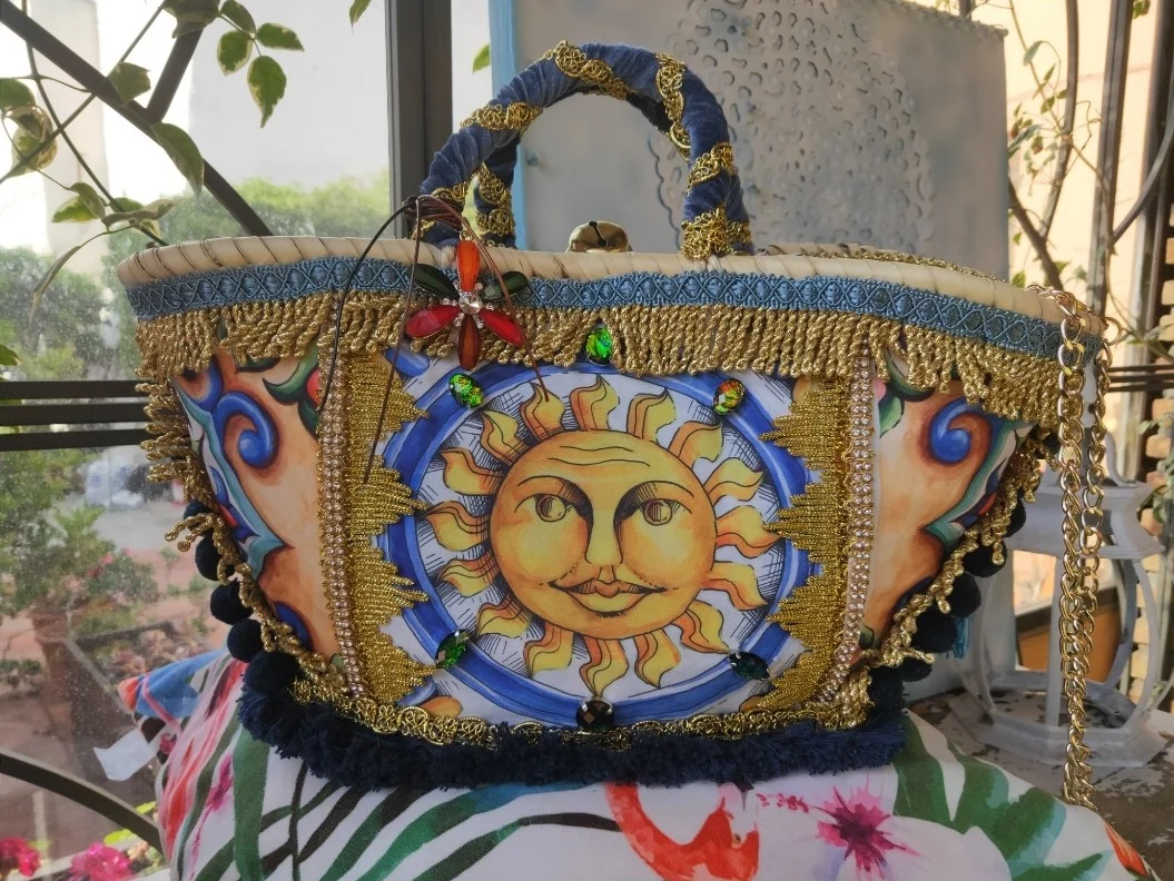 Capazo de mimbre artesanal con sol - Imagen 3